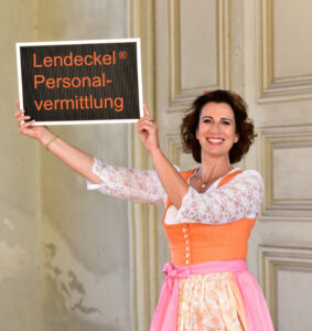 Alexandra Lendeckel mit Schild Personalvermittlung