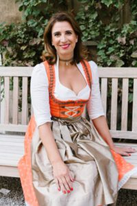alexandra-lendeckel-bank-600 Alexandra Lendeckel - im Dirndl sitzend auf der Bank
